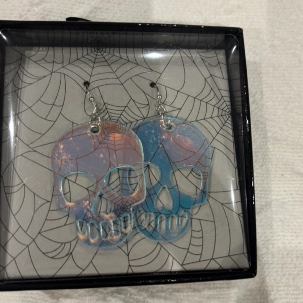 BNWT Quo Skull Dangle Iridescent Earrings Halloween